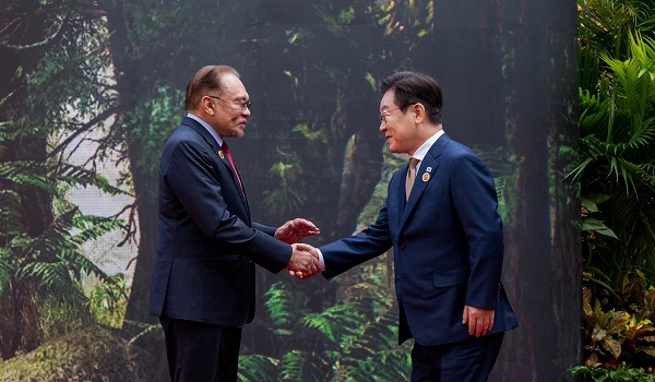 Datuk Seri Anwar berjabat tangan dengan Presiden Korea Selatan, Lee Jae Myung /Foto FB Anwar Ibrahim